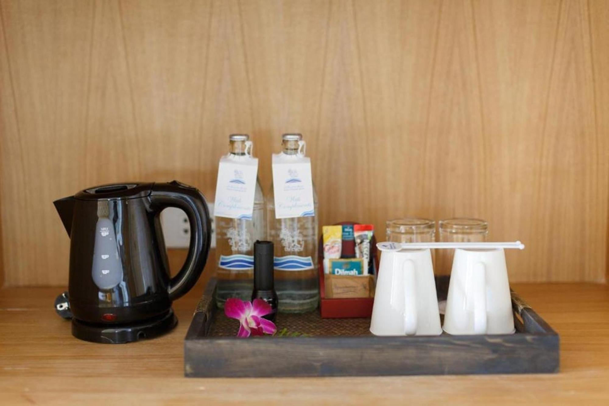 Namaka Resort Kamala Luaran gambar A kettle and bottled water in a hotel room