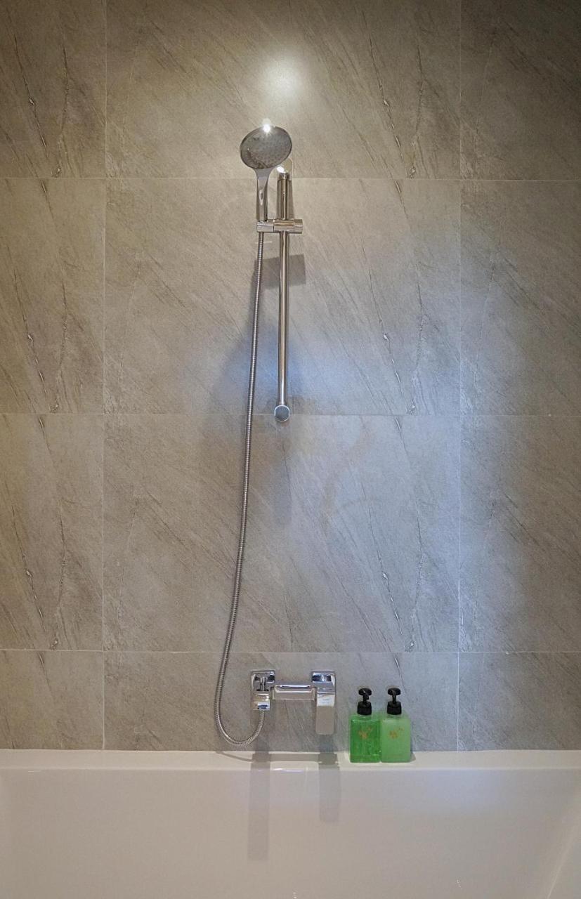 Namaka Resort Kamala Luaran gambar A shower rail